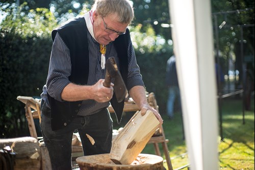 Persoon klieft hout op Ons Brabant Festival. Foto Eyecatcher.