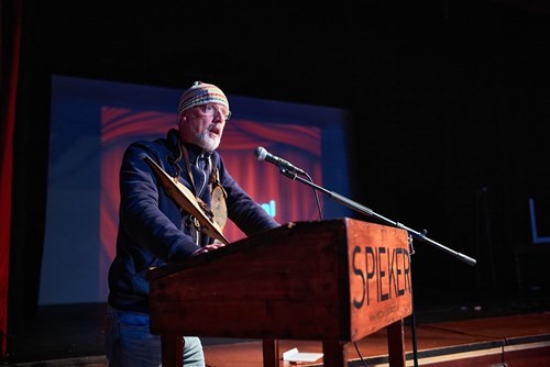 Paul de Waal leest voor op een podium