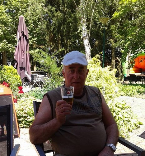 Hennie de Groot op een terras in de zon