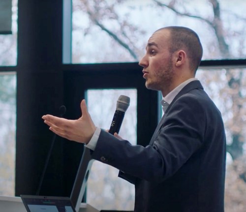 Yannick van Gastel tijdens een presentatie