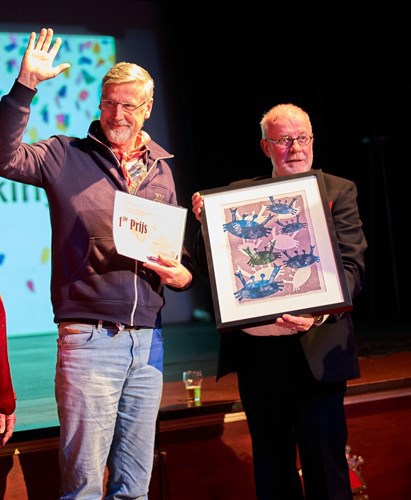 Paul de Waal en Cees van Broekhoven staan op podium bij het groot berregs dictee