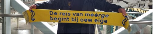 Foto van man met sjaal met tekst "De reis van mèèrge begint bij oei eigen"
