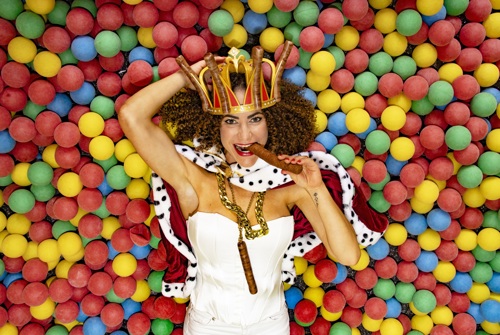 Terrie Eisinger liggend in een ballenbak.