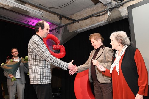 Henri Swinkels en Menno Roozendaal reiken de prijs uit aan Mientje Wever en Adri Hoppenbrouwers (foto: F. van den Bogaard)
