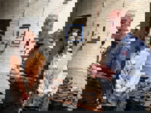 Rondleiding in het DAF Museum door een vrijwilliger tijdens de Erfgoedontmoeting 2025. Foto Erfgoed Brabant.