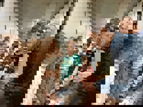 Leerlingen in een depot. Foto Evelien Lucius.
